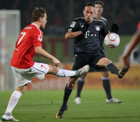 何通过他的 何通过他的